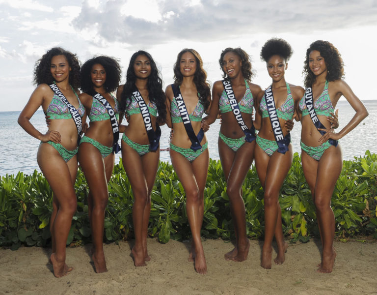 EXCLUSIF ILE DE LA REUNION : Voyage de preparation a l'election de Miss France Photo de groupe par region